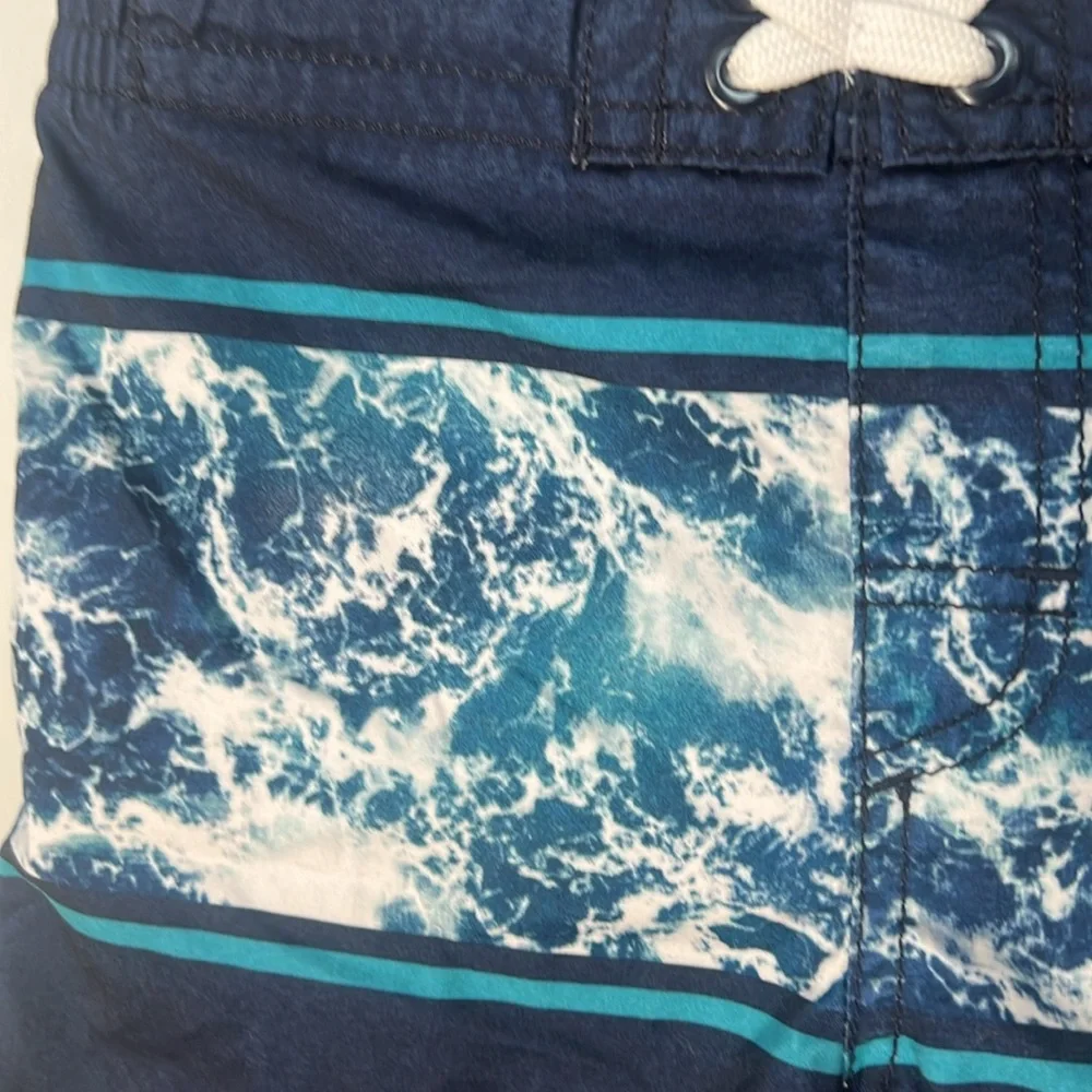 Old Navy Boys Small White Long Sleeve Rashguard Shirt Navy Swim Shorts Set